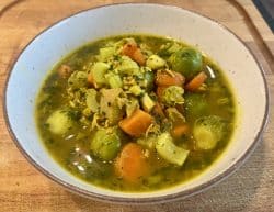 Asiatische Gemüsesuppe mit Hühnchen