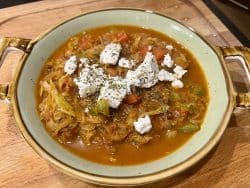 Balkan-Sauerkraut-Suppe mit Feta