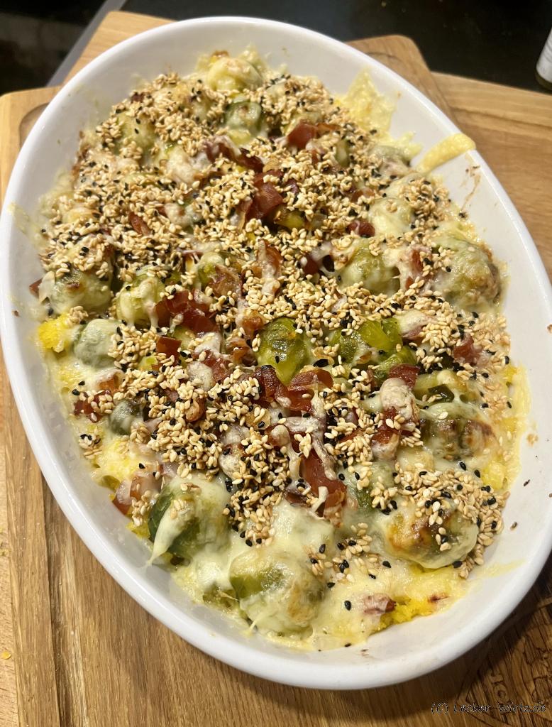 Rosenkohlauflauf mit Schinken und Sesam