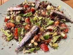 Mediterraner Salat mit Linsen und Sardinen