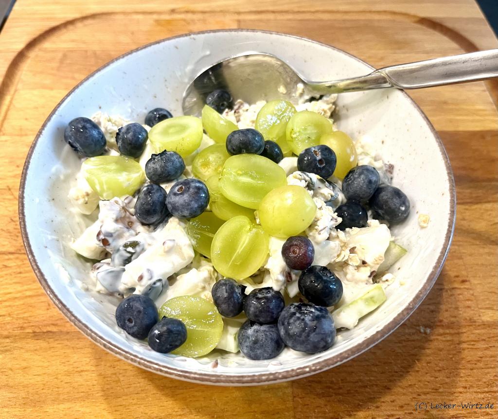 Müsli mit Weintrauben und Heidelbeeren