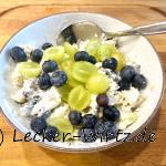 Müsli mit Weintrauben und Heidelbeeren