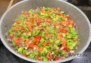 Zwiebeln und Paprika anschwitzen