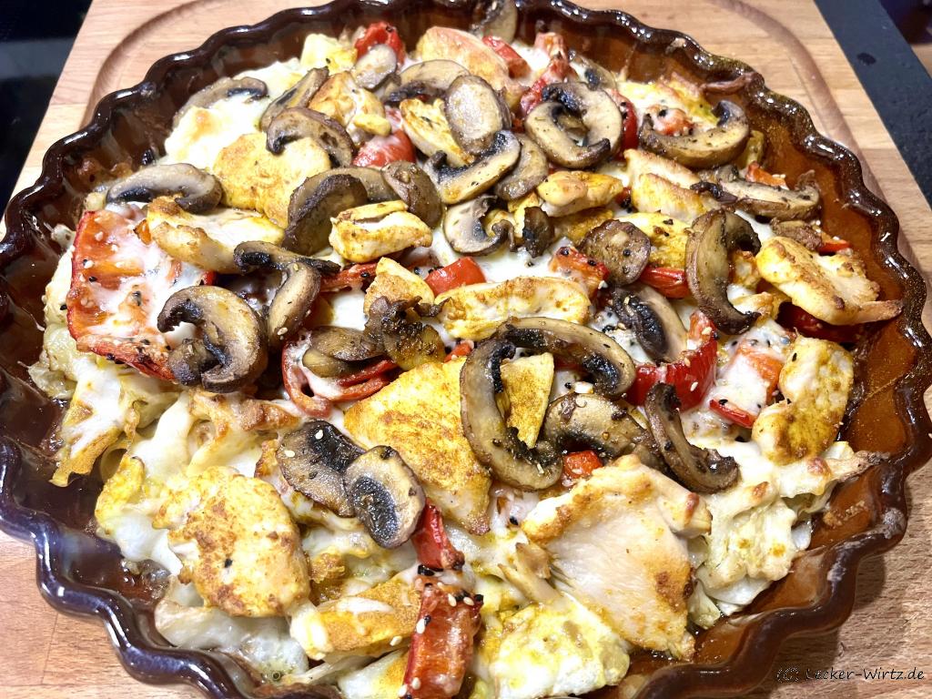 Hähnchenstreifen mit gebratenen Champignons auf Spitzkohl-Paprika Auflauf