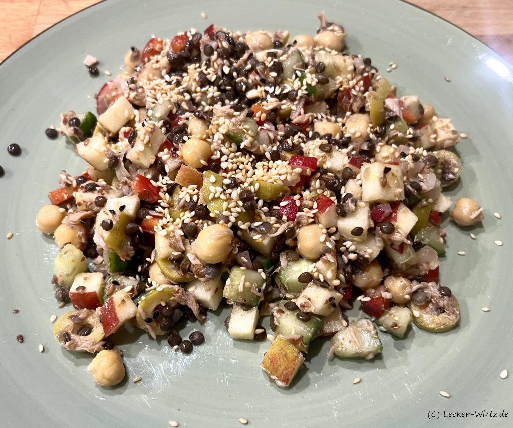 Mediterraner Salat mit Kichererbsen und Thunfisch