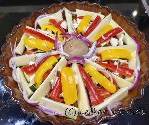 Gemüse in einer Form anrichten