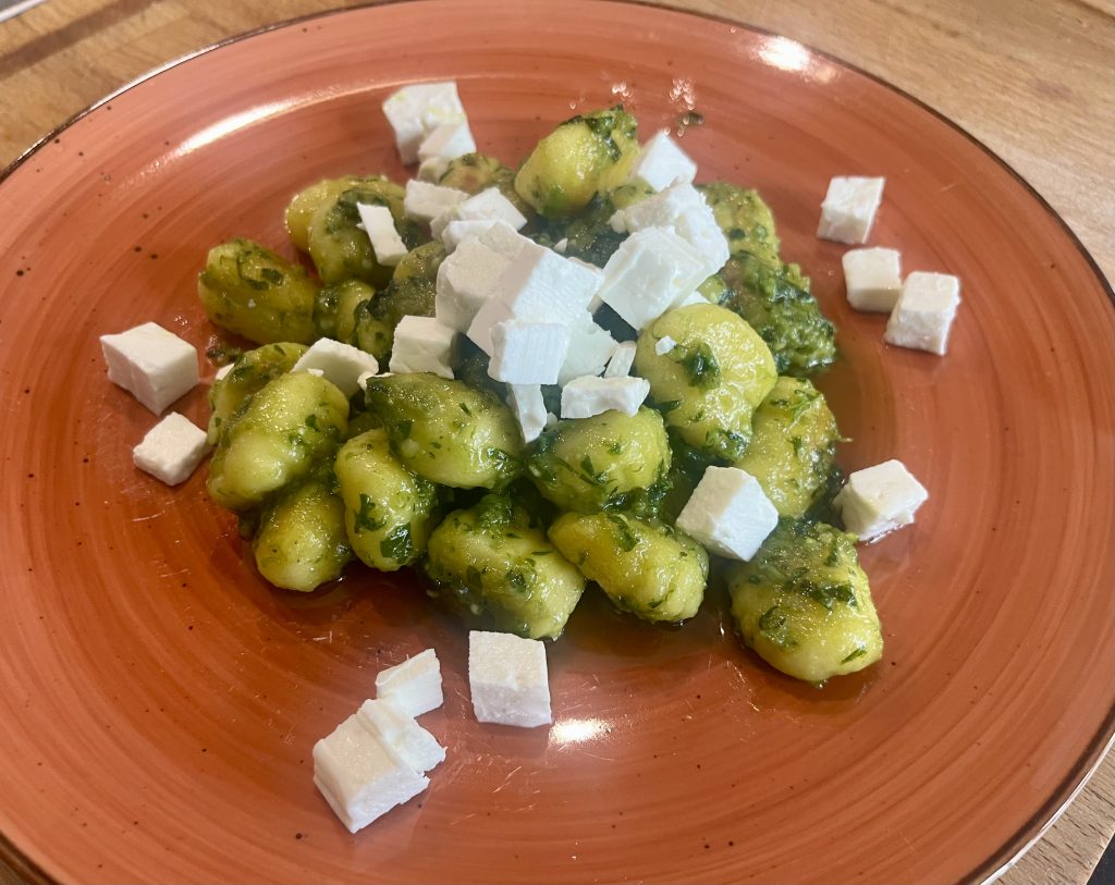 Gnocchi mit Bärlauchpesto und Feta
