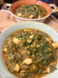 Weiße Bohnen mit Tomatensauce und Spinat