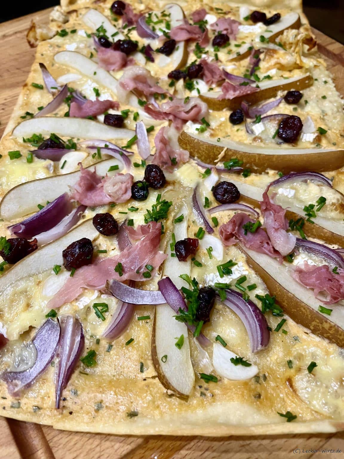 Normannischer Flammkuchen Poire-Camembert Normannischer Flammkuchen Poire-Camembert