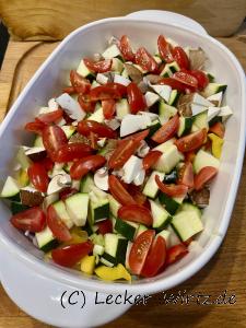 Gemüse in eine Auflaufform geben