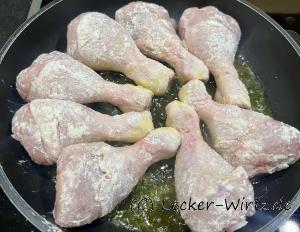 Hähnchenschenkel in Mehl wälzen