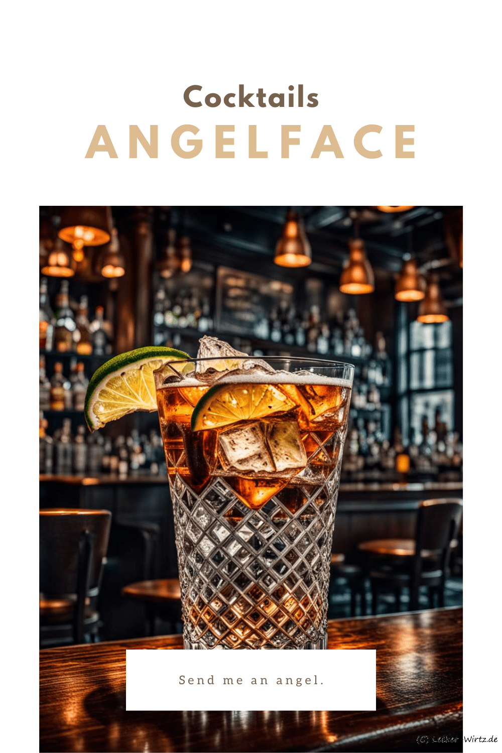 In einer Bar steht ein großes Glas mit Eiswürfeln gefüllt mit Angelface auf einer Theke. Der Hintergrund ist leicht verschwommen.