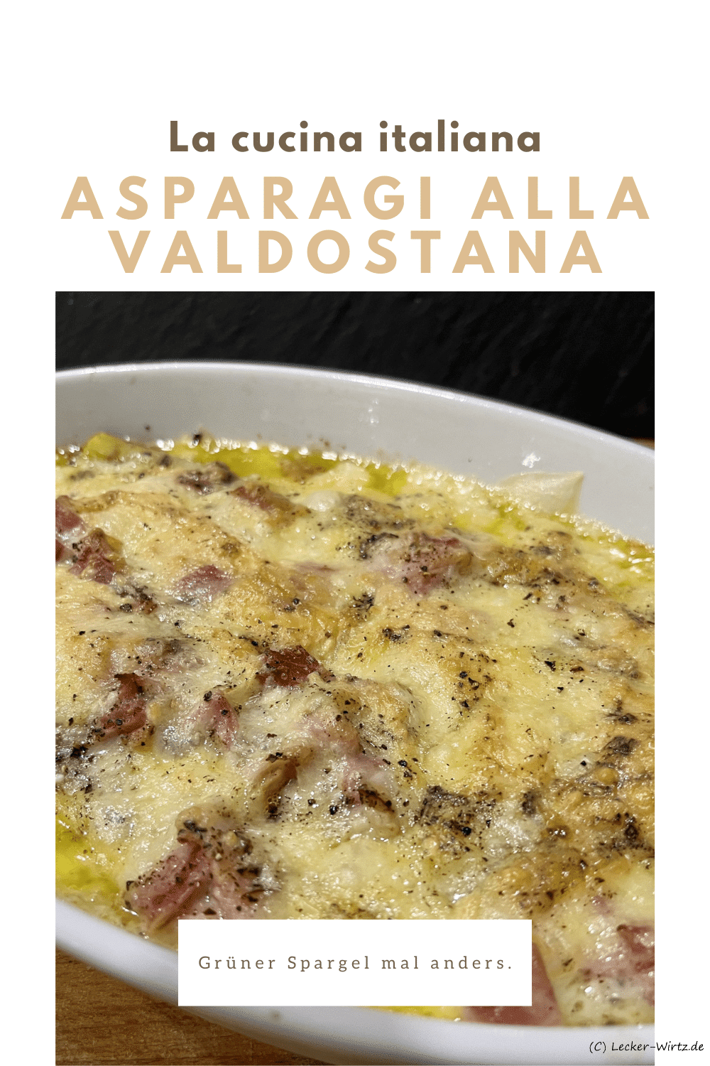 Eine Auflaufform mit Asparagi alla valdostana frisch aus dem Backofen.