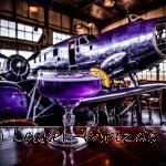 Ein violetter Cocktail in einem Cocktailgals vor einem violett angestrahlten Flugzeug aus den 50ern in einem Hangar.