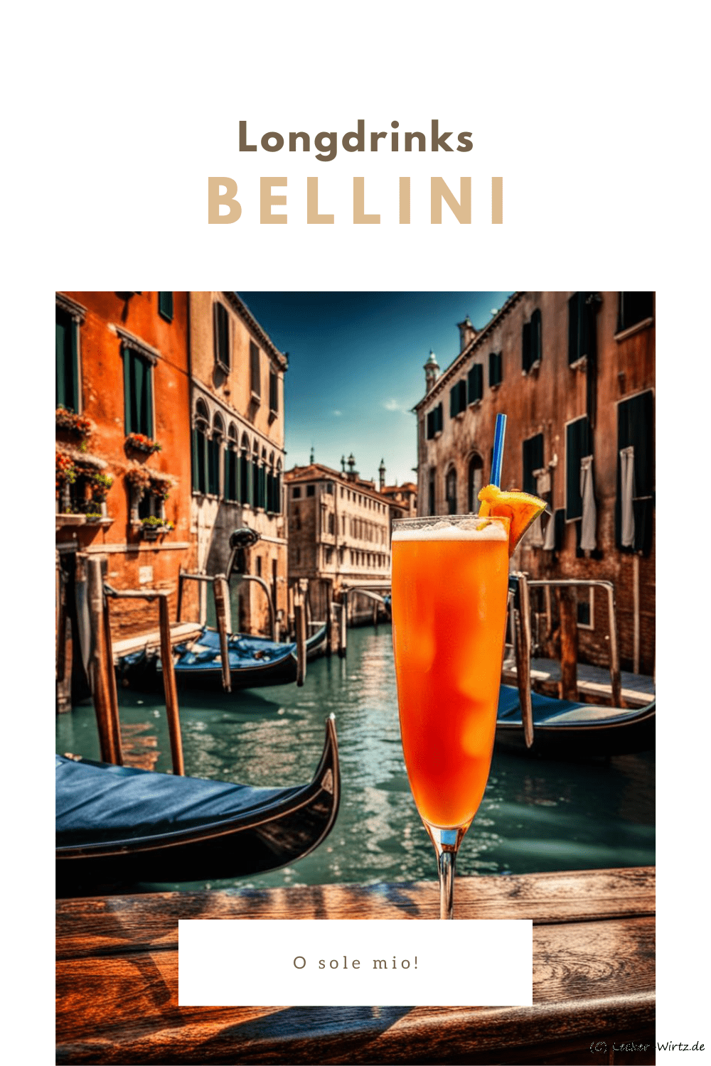 Bellini Cocktail auf einem Holztisch in der Sonne in Venedig. Im Hintergrund ein Canale mit Gondeln, an den Fensterbänken hängen Blumenkästen auf der linken Seite und Wäsche auf der rechten Seite.