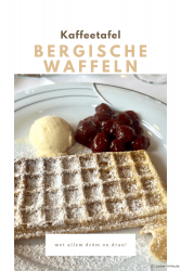 Bergische Waffeln mit heißen Kirschen und Vanilleeis