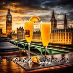 Zwei orangefarbene Bucks Fizz Cocktails auf einem Holztsch mit Blick über die Themse auf den Big Ben in London.