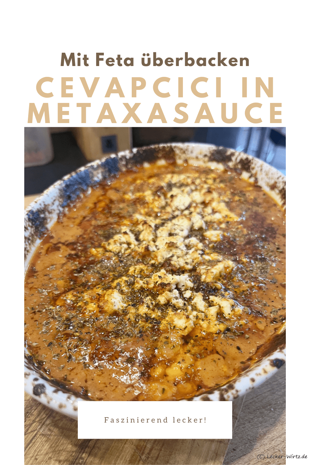 Eine Auflaufform mit Cevapcici in Metaxasauce frisch aus dem Backofen.
