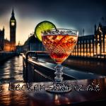 Ein roter Cocktail in einem Glas mit Zitronenscheibe und Eis in der Nähe der Themse- Am rechten Rand ist der Big Ben angeschnitten.