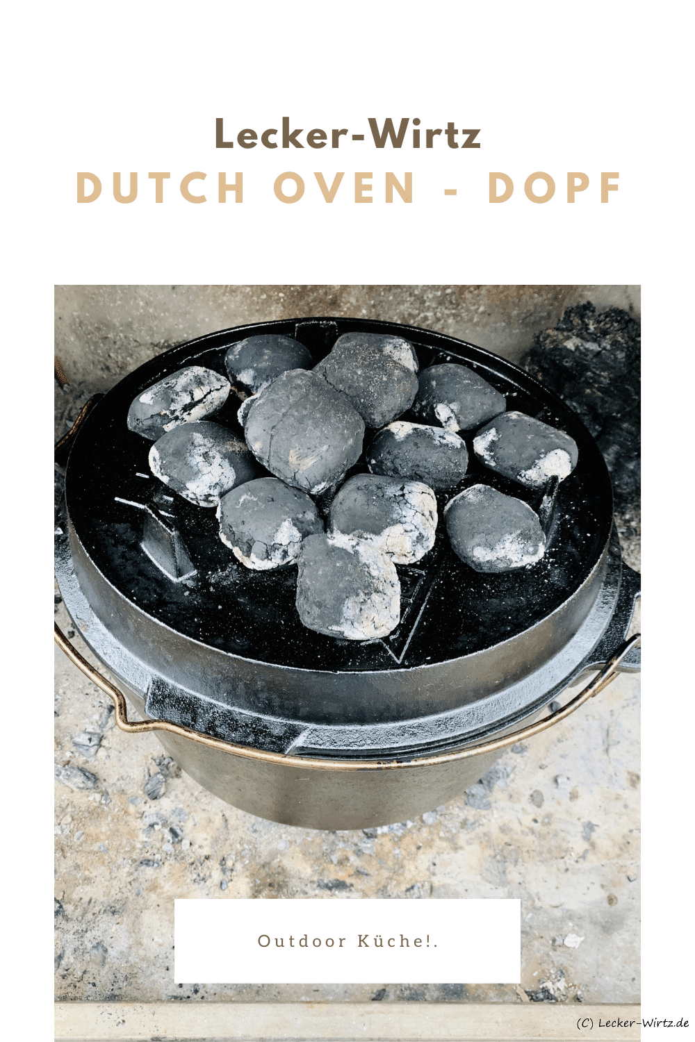Ein Dutch Oven (Dopf) in einer Feuerstelle. Auf dem Deckele liegen 14 glühende Kohlen.