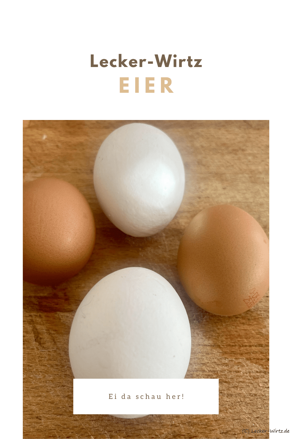 Vier Hühnereier auf einer Holzplatte. Links und rechts zwei braune Eier sowie oben und unten zwei weiße Eier.