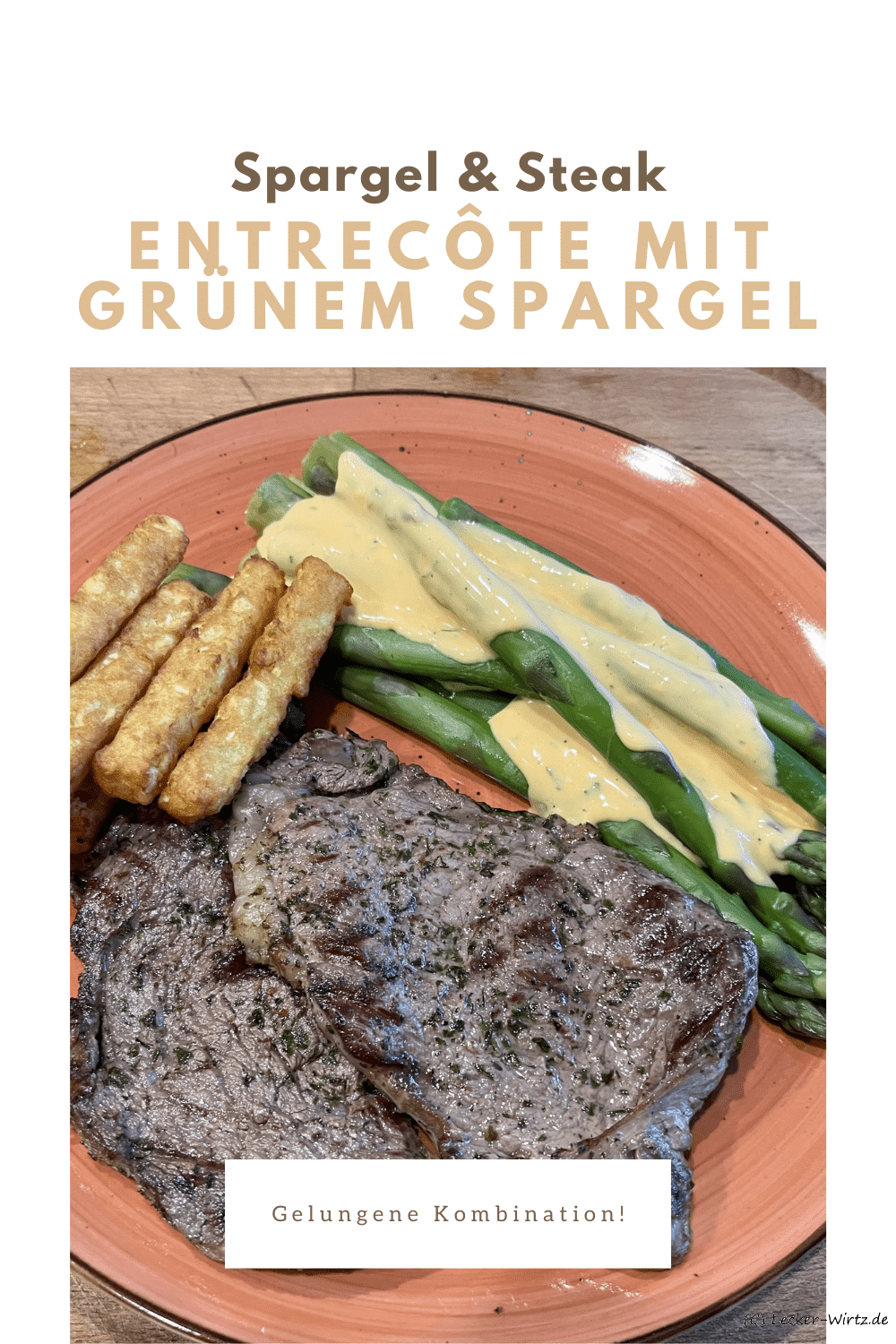 Entrecôte mit grünem Spargel und Estragon Hollandaise auf einem roten Teller, der auf einem Holzbrett steht.