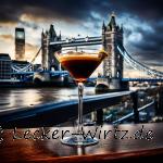 Ein Espresso Martini Cocktail auf einem Holztisch, im Hintergrund die Tower Bridge in London.