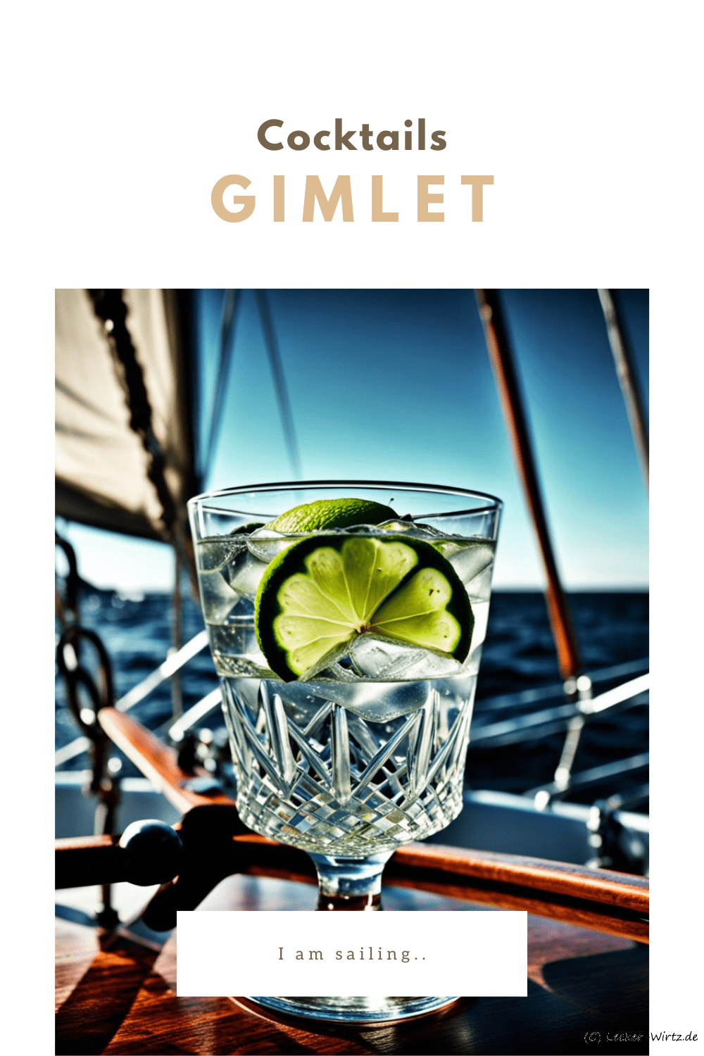 Ein Cocktail Glas mit Eiswürfeln und Zitronenscheibe auf einem Segelboot auf dem Meer. Wellengang, leichte Schaumkronen, blauer Himmel.