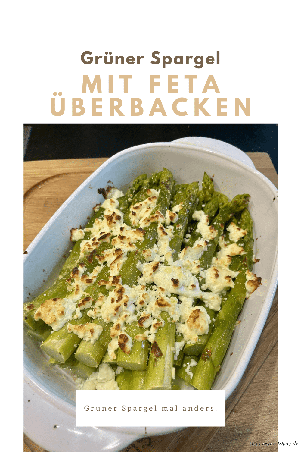 Eine Auflaufform mit Grüner Spargel mit Feta überbacken frisch aus dem Ofen.