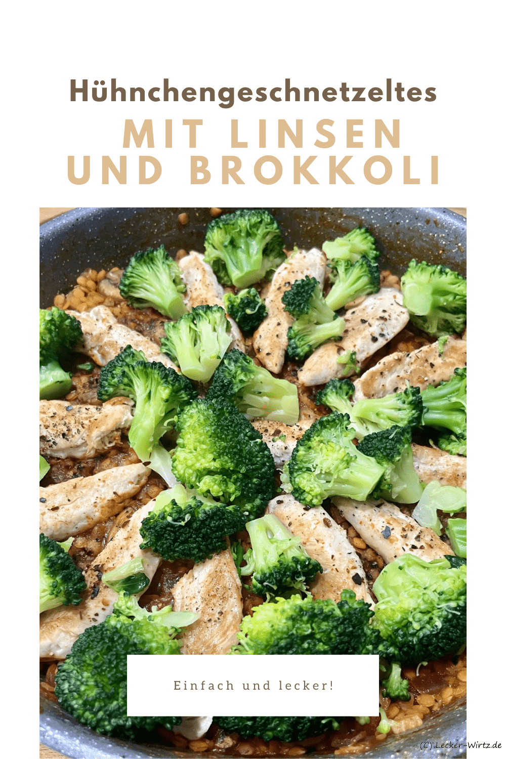 Eine Pfanne mit Hühnchengeschnetzeltes mit Linsen und Brokkoli, Auf den gekochten Linsen liegen die gebratenen Hähnchenstreifen und darüber der knackig-grün gekochte Brokkoli.