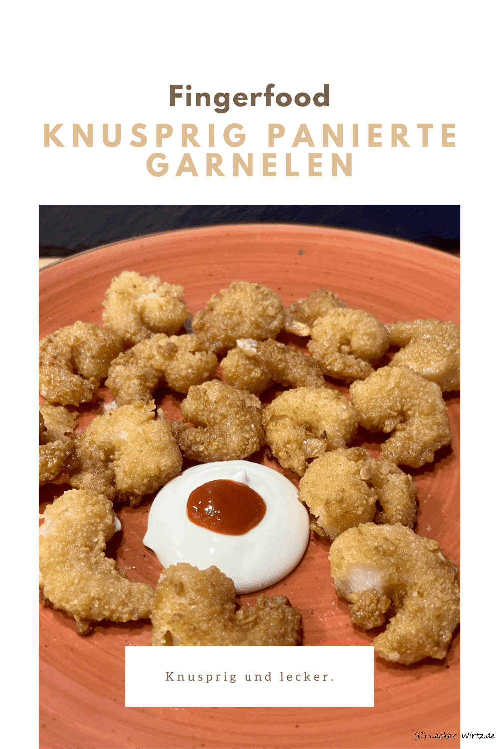 Knusprig panierte Garnelen auf einem roten Teller, in der Mitte ein Klecks Mayonnaise mit einem Tupfer Chilisauce in der Mitte.