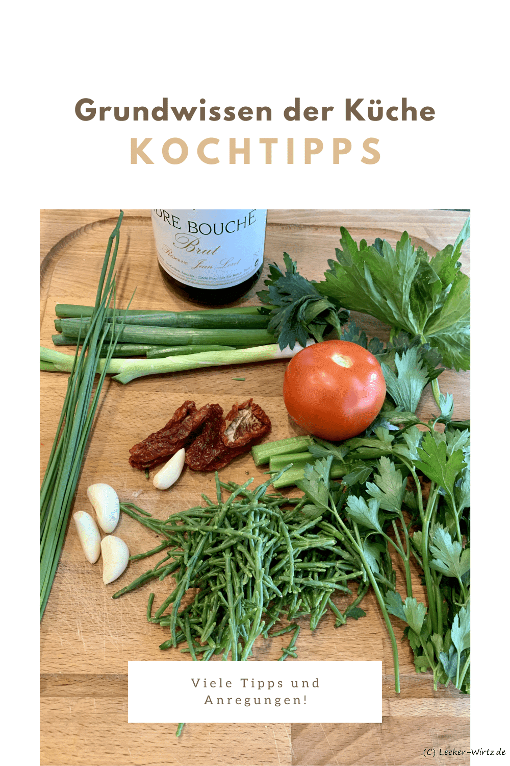 Auf einm Küchenbrett liegen verschiedene Gemüse sowie Knoblauch und Kräuter und im Hintergrund ist angeschnitten eine Flasche Wein zu sehen.