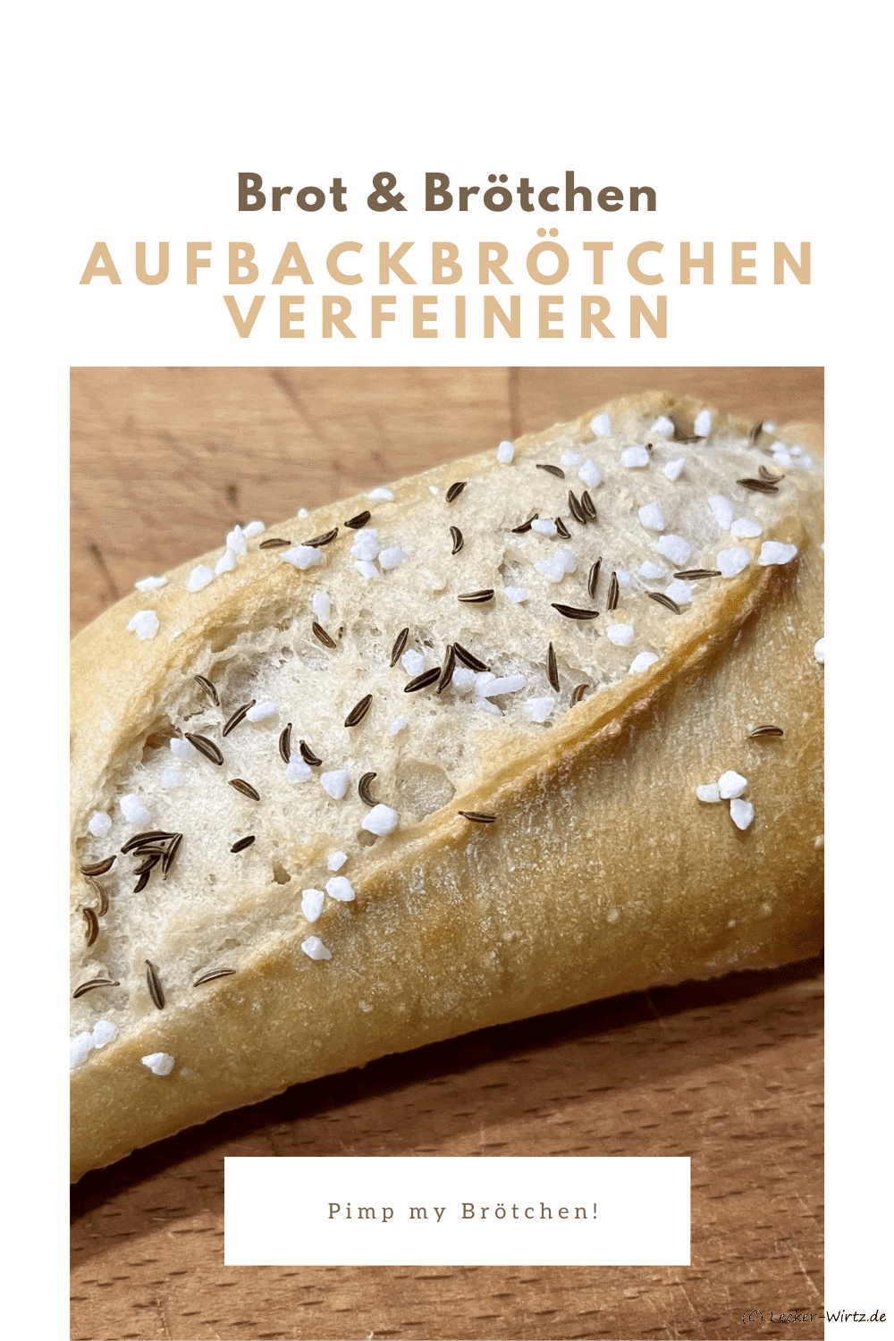 Ein Aufbackbrötchen, das mit Kümmel und Salz vor dem Backen verfeinert wurde.