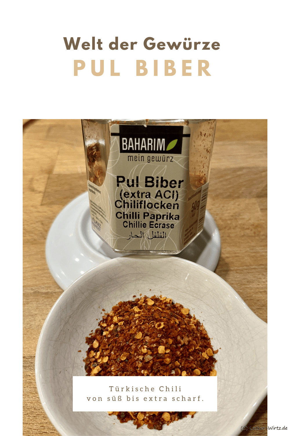 Ein Glas Pul Biber (extra Aci), davor ein kleine Schüssel mit diesen Chiliflocken aus der Türkei.