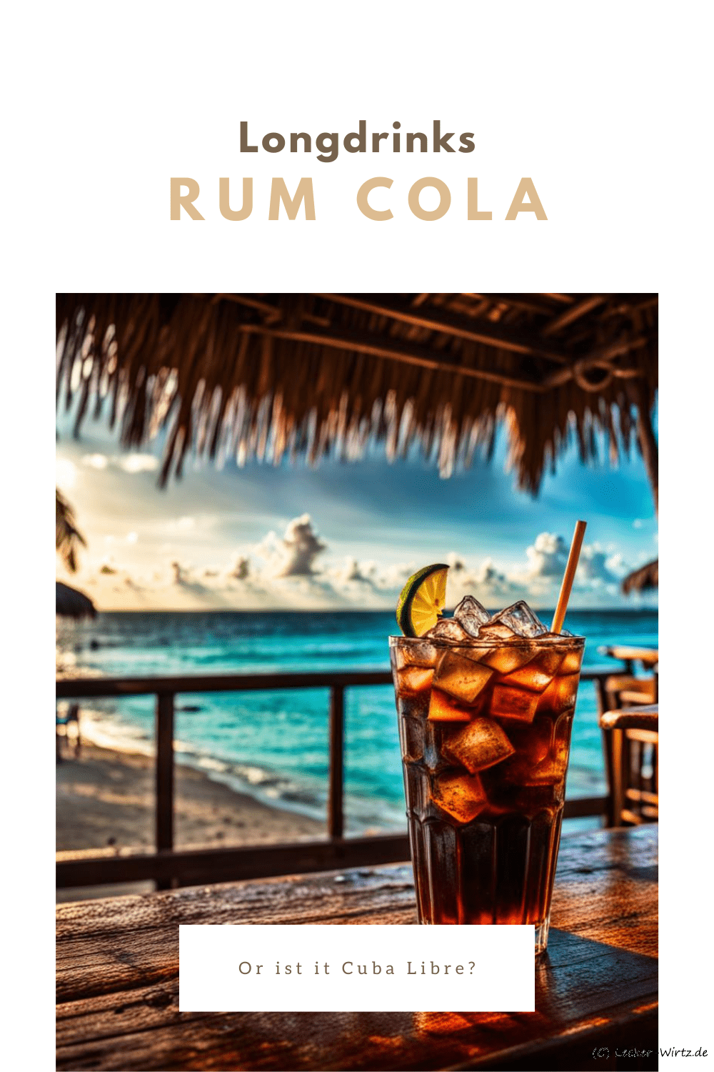 Ein Glas Rum Cola auf einem Tisch in einer Beach Bar am Strand mit Blick auf das türkis-blaue Meer.