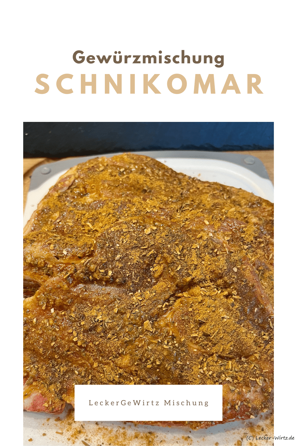 Mit SchniKoMar von LeckerGeWirtz (Gewürzmischung) marinierte Nackenkoteletts auf einem weißen Kunststoffbrett