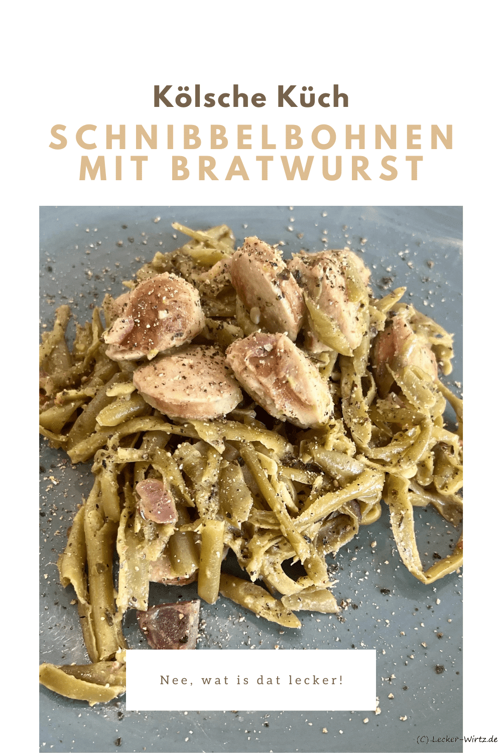 Auf einem blauen Teller sind Schnibbelbohnen mit Bratwurst angerichtet.