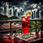 Ein Singapore Sling auf einem Tisch, im Hintergrund in schwarz weiß angedeutet die Skyline von Singapur.