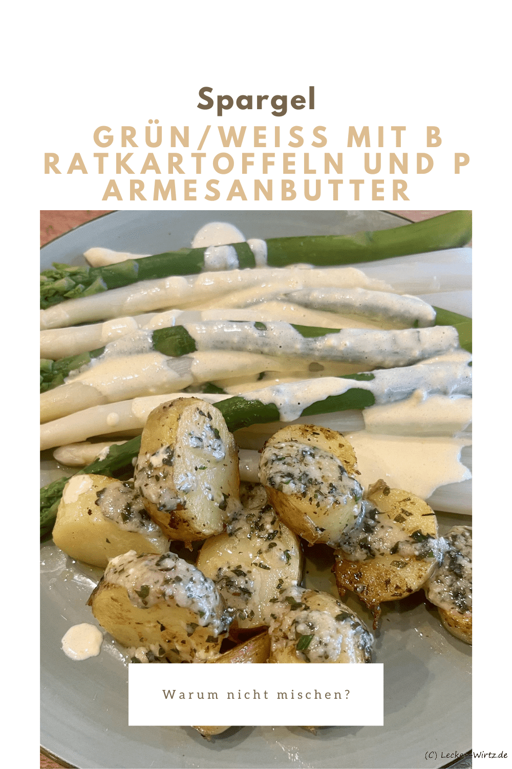 Auf einem türkisen Teller befinden sich je 5 Stangen weißer und grüner gekochter Spargel mit einer leckeren Sauce Hollandaise sowie gebratene Parmesan-Kartoffeln