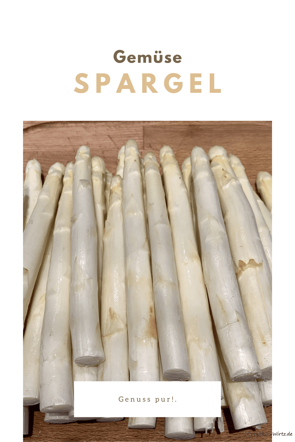 mehrere Stangen weißer, ungeschälter Spargel auf einem Holzbrett in der Küche.