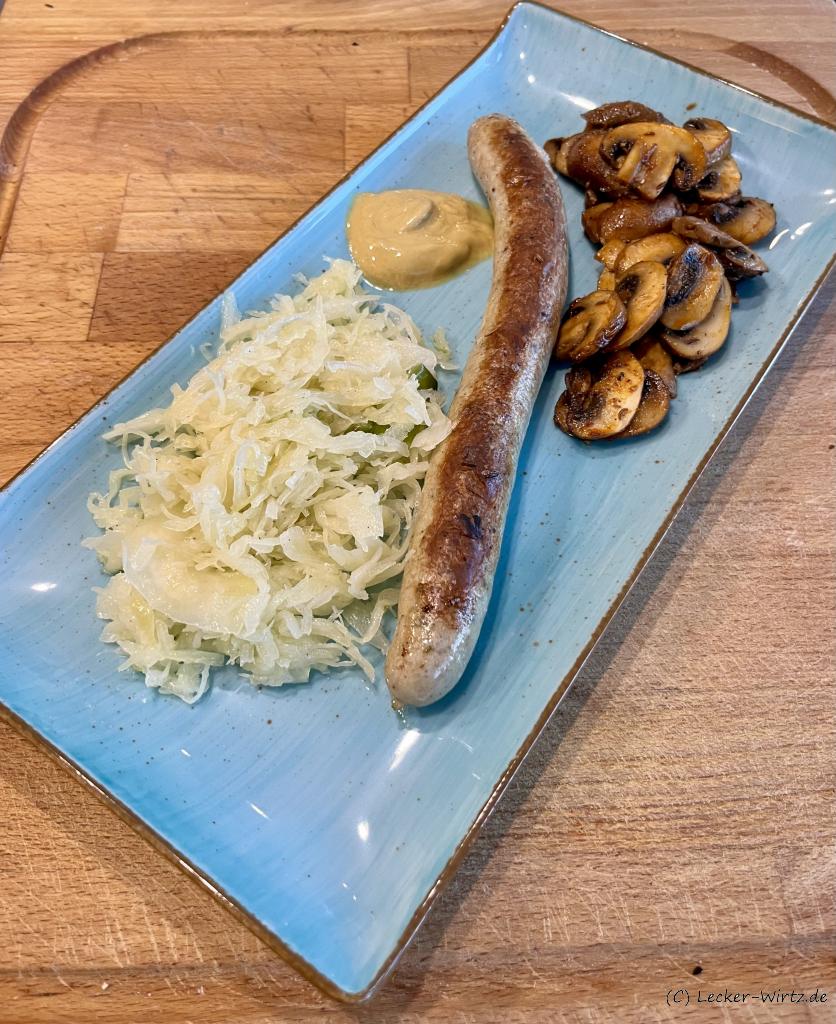 Bratwurst mit Champignons und Krautsalat
