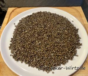 Die abgekühlten Linsen auf einem großen Teller ausbreiten