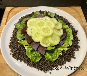 Die Gurkenscheiben darauf verteilen