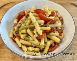 Ein Mediterraner Wachsbohnensalat mit Tomaten und Zwiebel sowie einem Essig-Öl Dressing