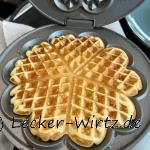 Fertige Waffel im Waffeleisen.