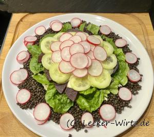 mit Radieschenscheiben in der Mitte und am Rand belegen