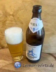 Ein Glas Oberbräu Hell, daneben eine geöffnete Bierflasche mit der hellblauen Gams auf dem Etikett. Daneben der Kronkorken, den ebenfalls die hellblaue Gams auf weißem Hintergrund ziert. Beide stehe auf einem Holzbrett.