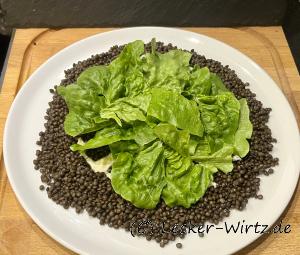 Salatblätter darüber verteilen