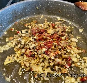 Zwiebel, Knoblauch und Pilze anschwitzen
