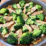 Eine Pfanne mit Hühnchengeschnetzeltes mit Linsen und Brokkoli, Auf den gekochten Linsen liegen die gebratenen Hähnchenstreifen und darüber der knackig-grün gekochte Brokkoli.